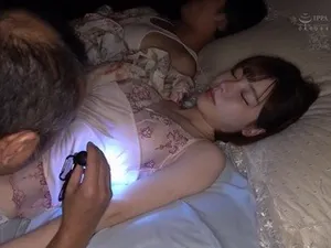 Bị điểm kém em gái sưng lồn khi anh trai đụ
