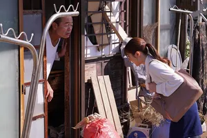 Cháu gái gạ tình chú ruột trong một chuyến về quê