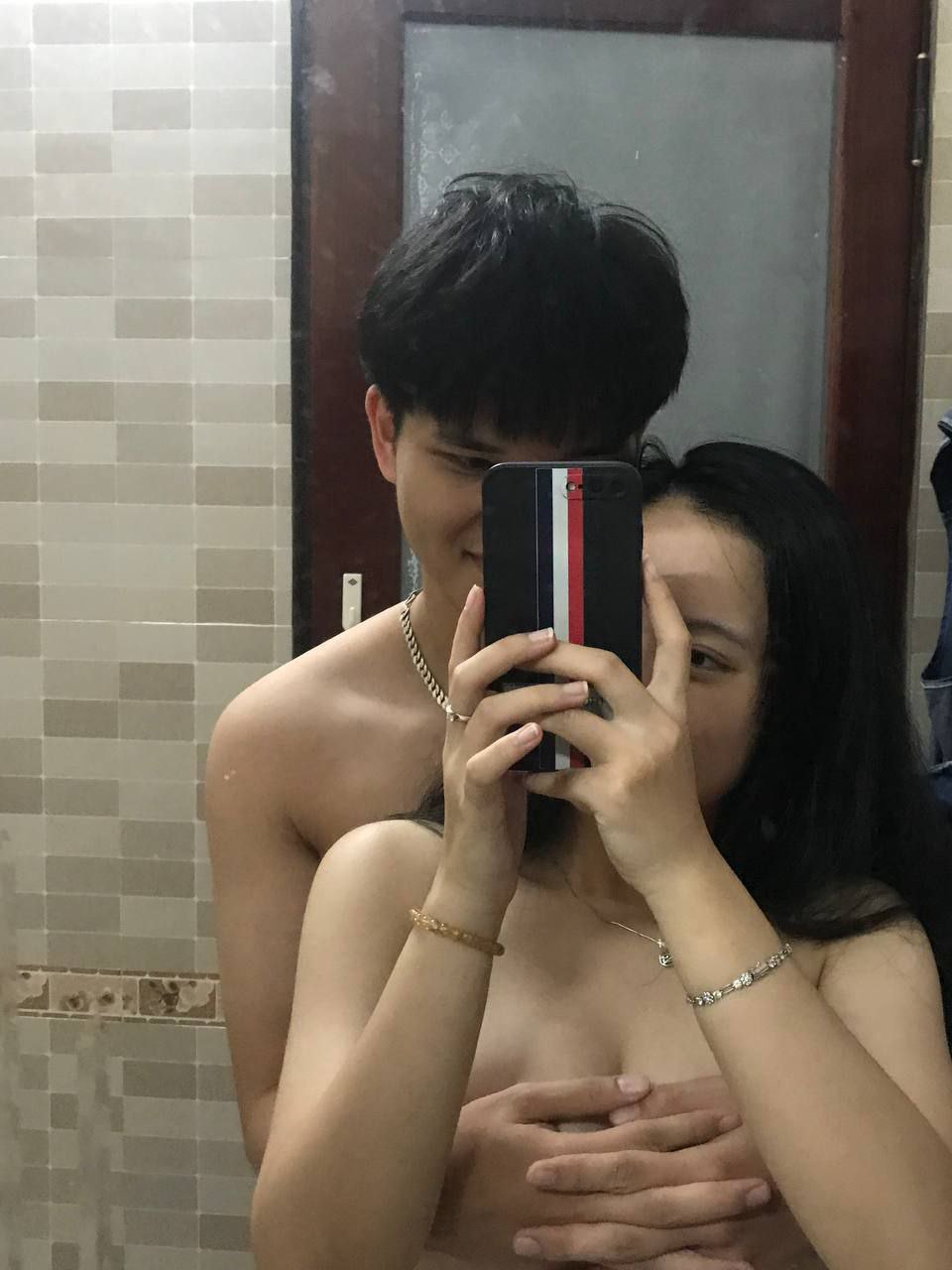 đang chơi game con ghệ chó cũng không để yên