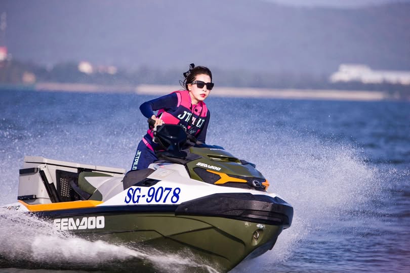 Cậu nhân viên trúng số có chuyến công tác ở chung phòng với 2 cấp trên nữ dâm