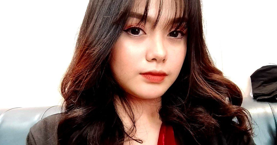 Người phụ nữ trẻ quyến rũ trong đôi tất lụa đen đã lộ mặt và quan hệ tình dục nồng nhiệt với cậu bé, hôn miệng cậu, chơi đùa với bộ ngực của cậu và đào sâu vào âm hộ của cậu, tàn phá âm hộ của cậu ở nhiều tư thế khác nhau và làm cho âm hộ của cậu bị đập.